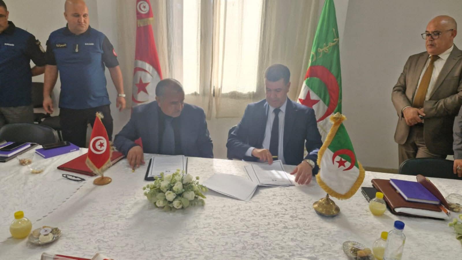 الجزائر وتونس تعززان التعاون لتسهيل التنقل عبر الحدود